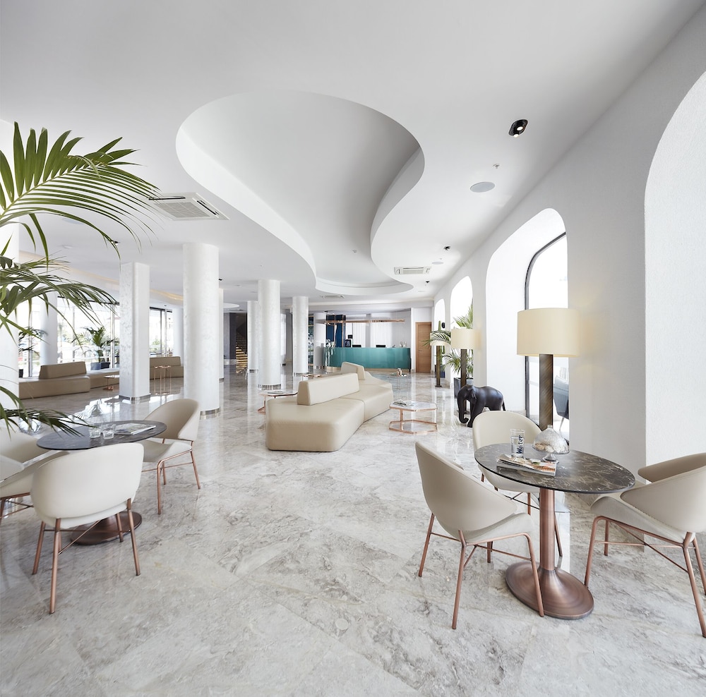 Lalila Blue Suites 68/73
