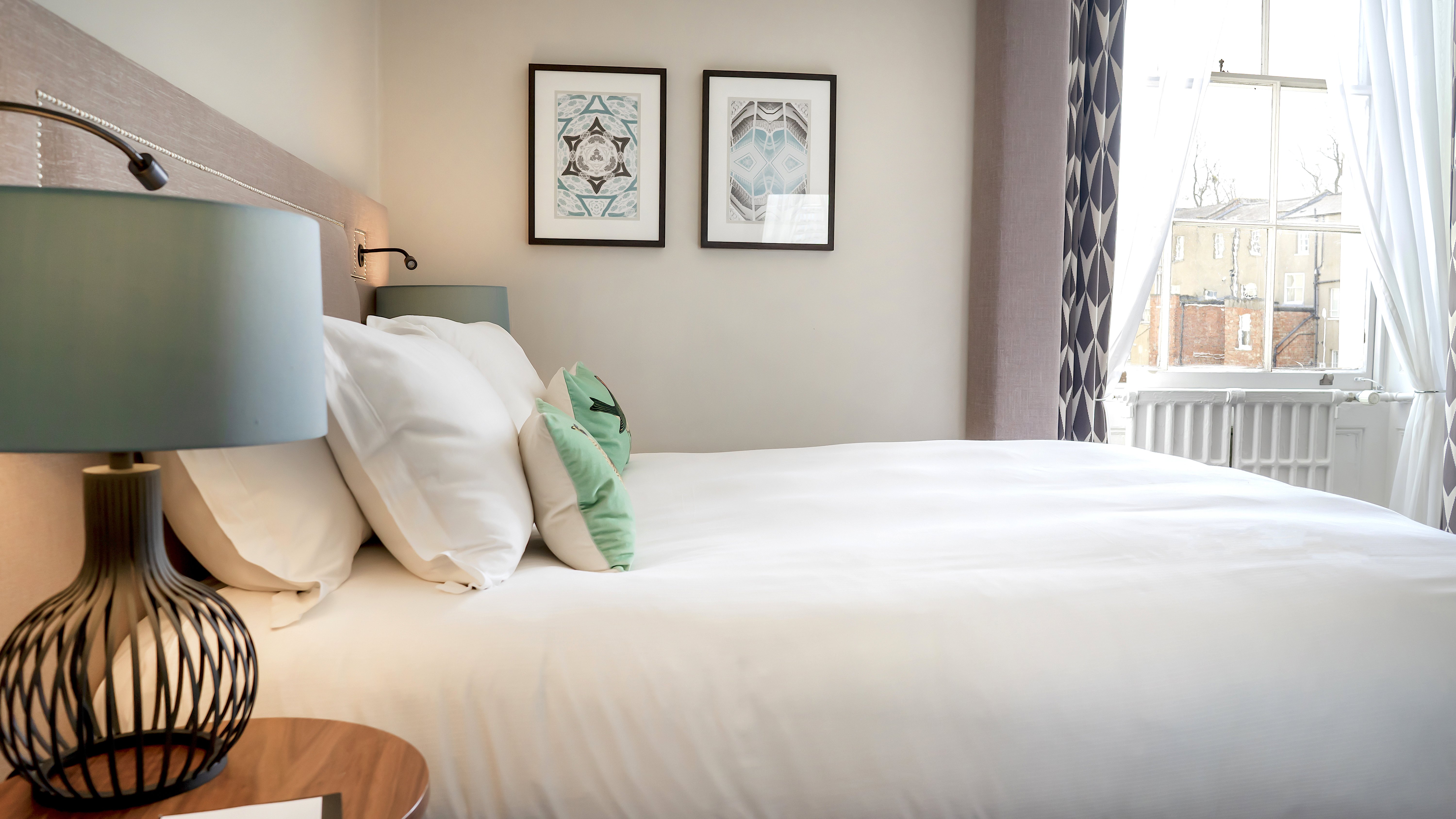 SUPERIOR, QUEEN BED