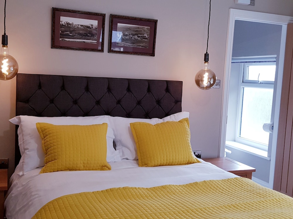 The Bowes Hotel 18/56