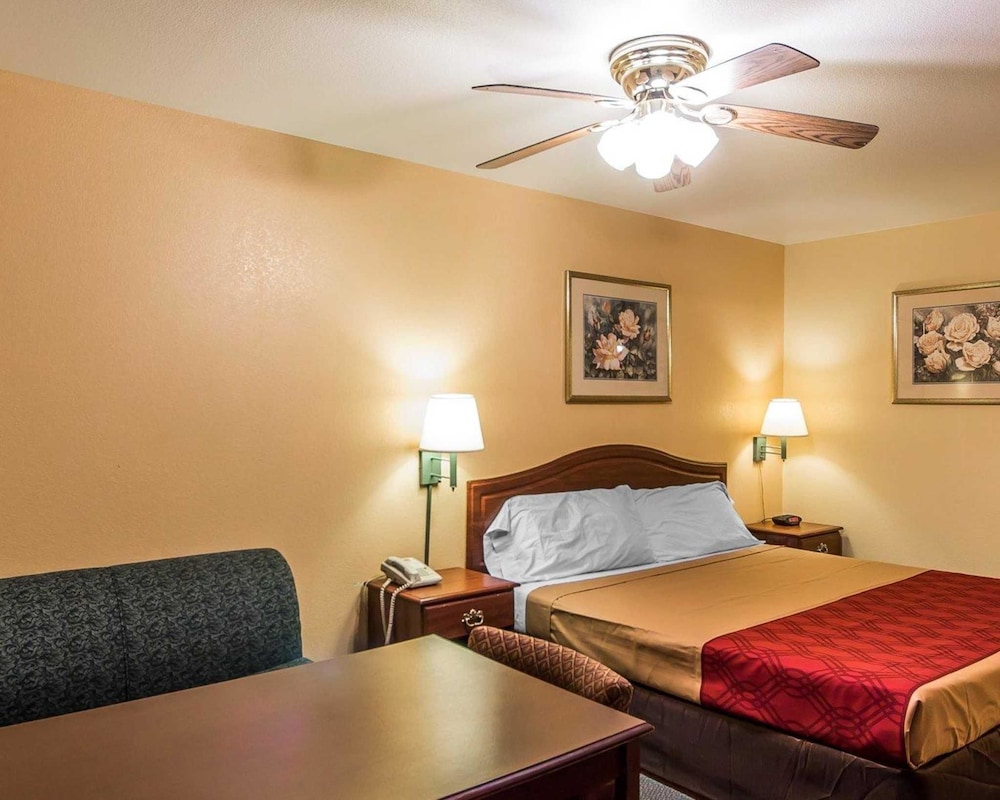 Econo Lodge Bartlesville Hwy 75 11/34