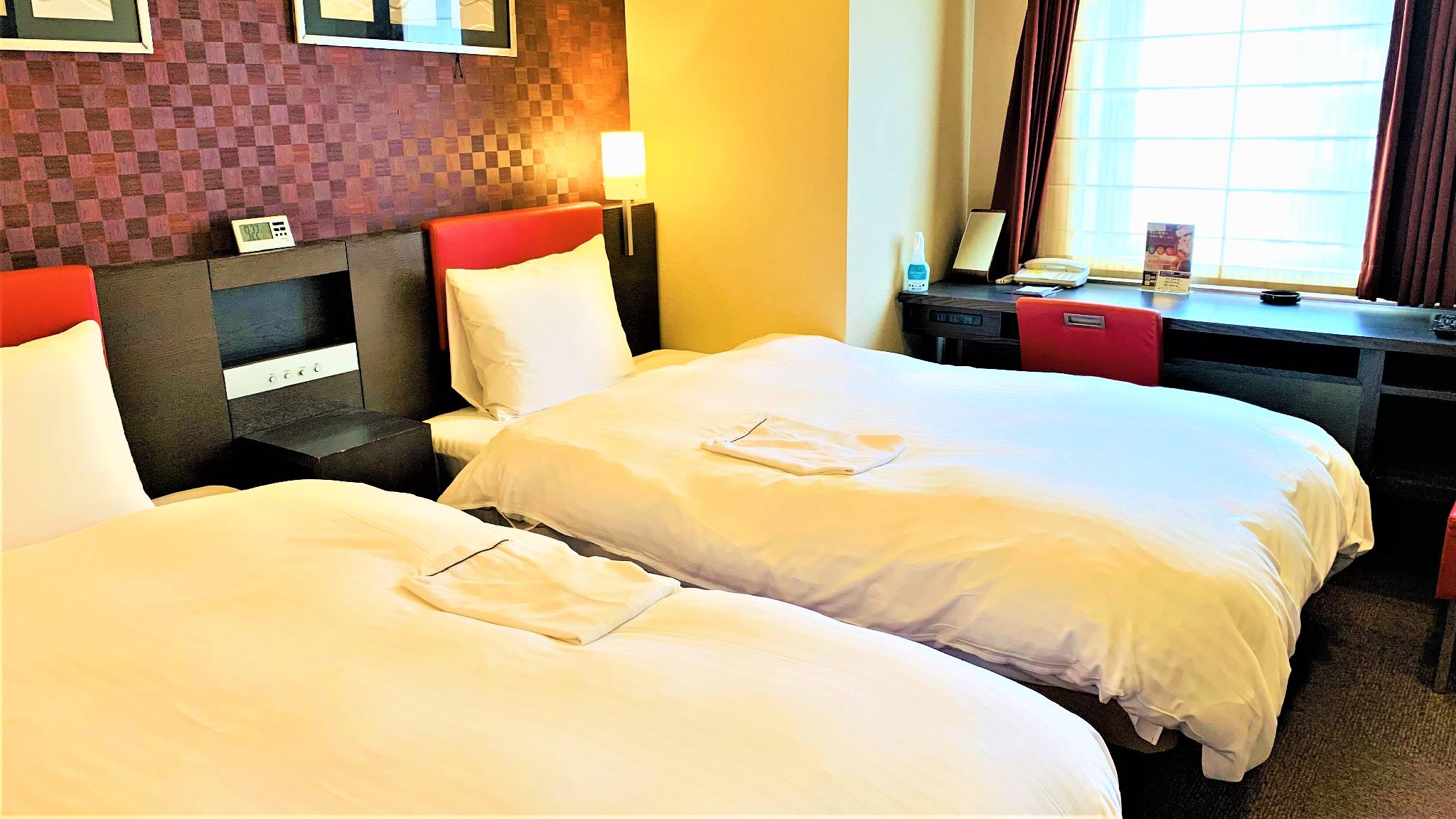 Hollywood, Standard, Twin Beds, Night View