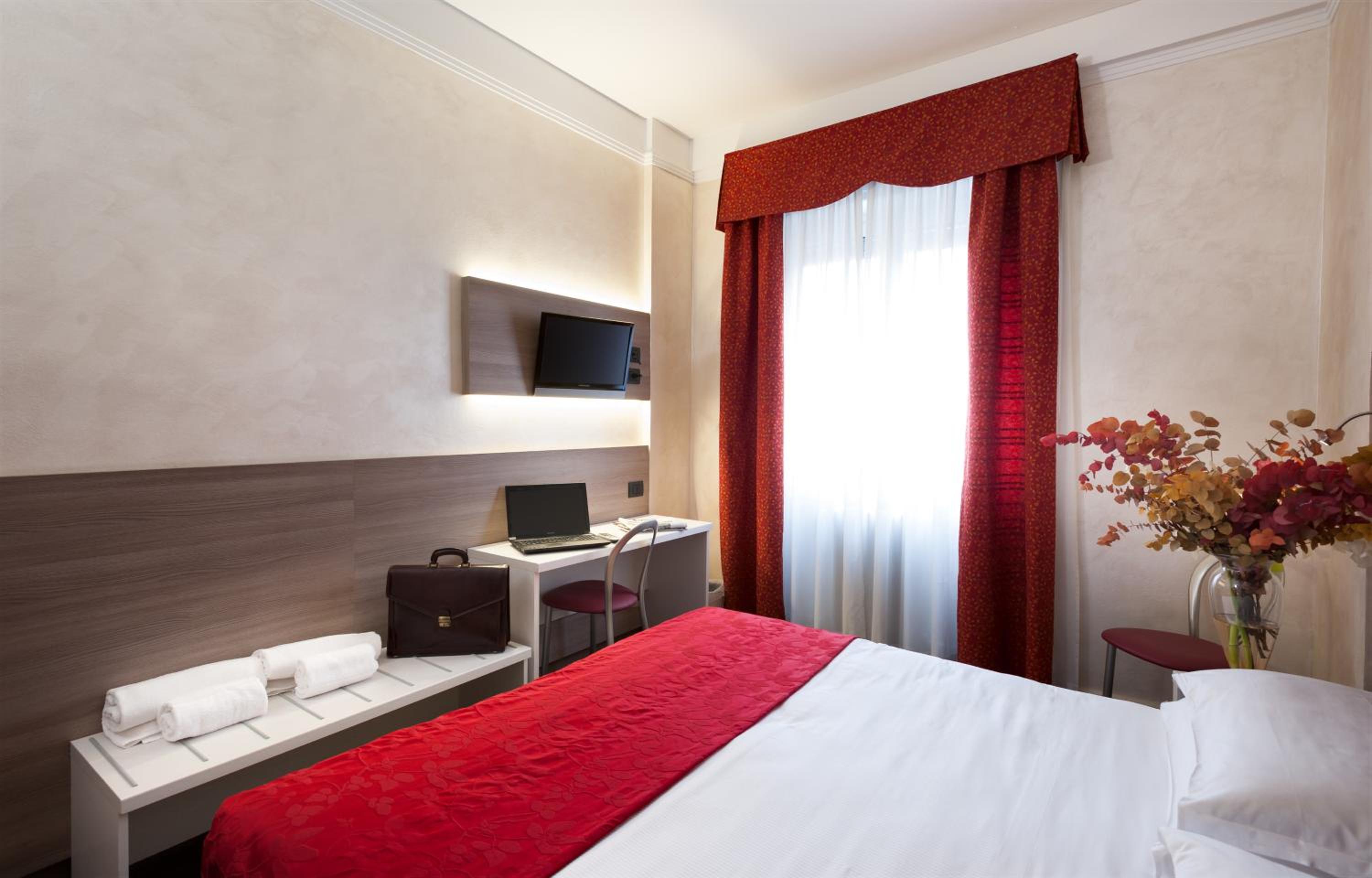 ROOM, SINGLE