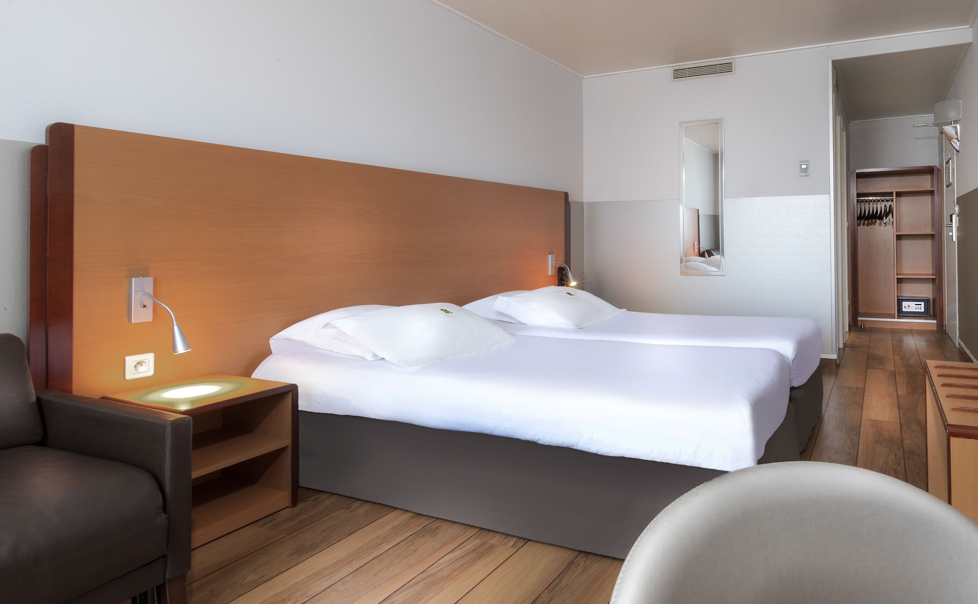 Parisienne, Twin Beds، Hotel Du Lion 2/4