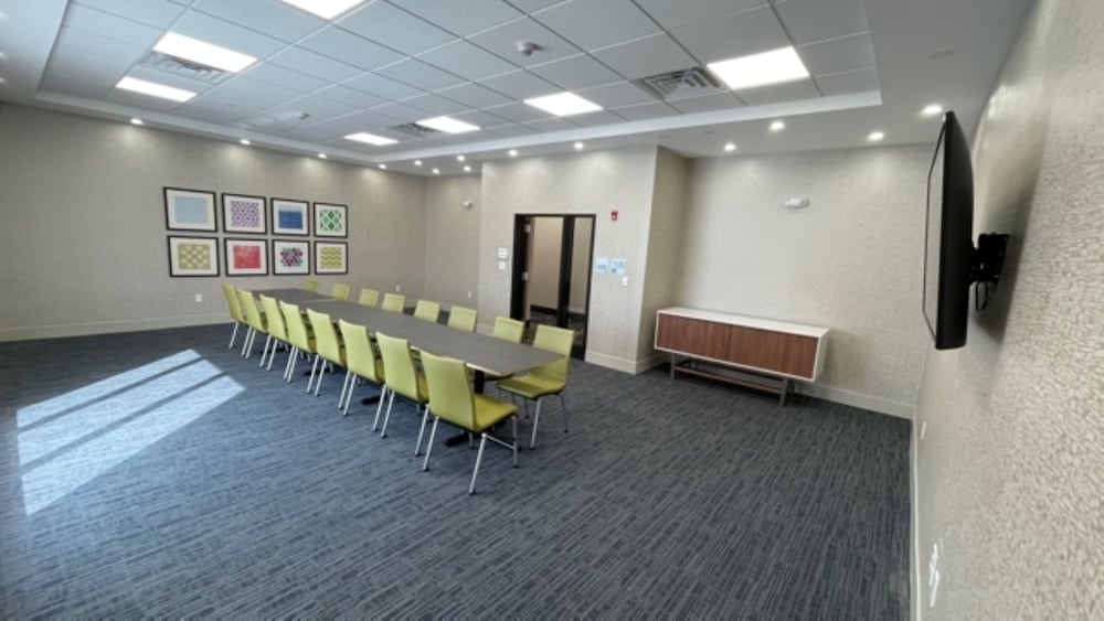 Holiday Inn Express Fall River North 43/44