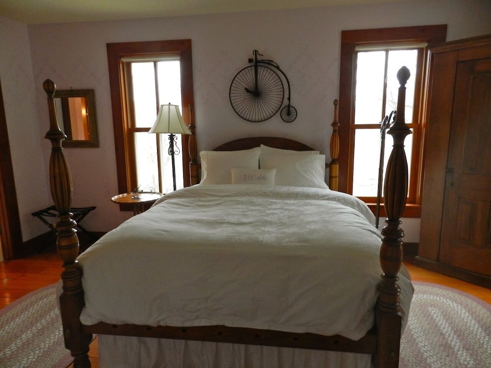 Round Barn Farm B & B Event Center 4/56