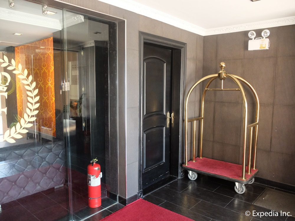 Fields Plaza Suites 8/65