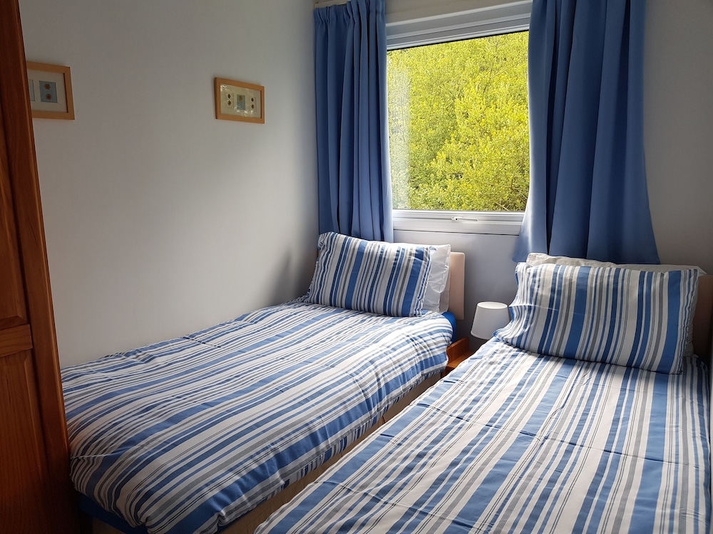 Freshwater Bay Holiday Cottages 23/50