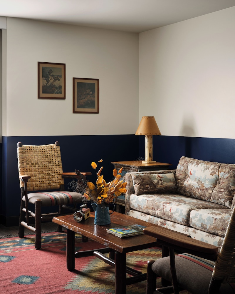 Field & Stream Lodge Bozeman 34/53