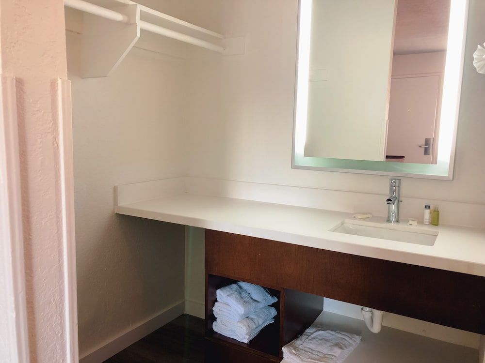 غرفة بسريرين كوين، Super 8 by Wyndham San Jose Airport 4/4
