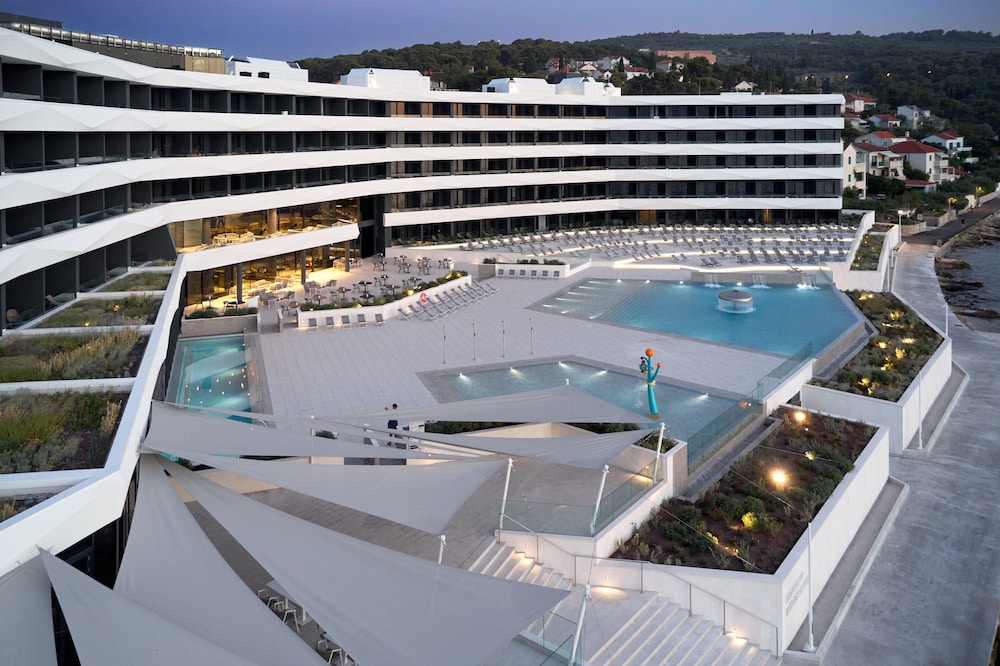 Grand Hotel View 6/86