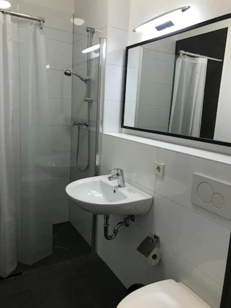 ROOM, 8 BEDS