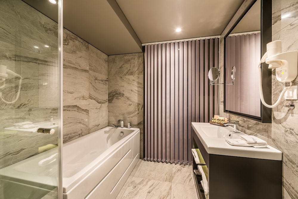 All Seasons Residence Hotel 33/68