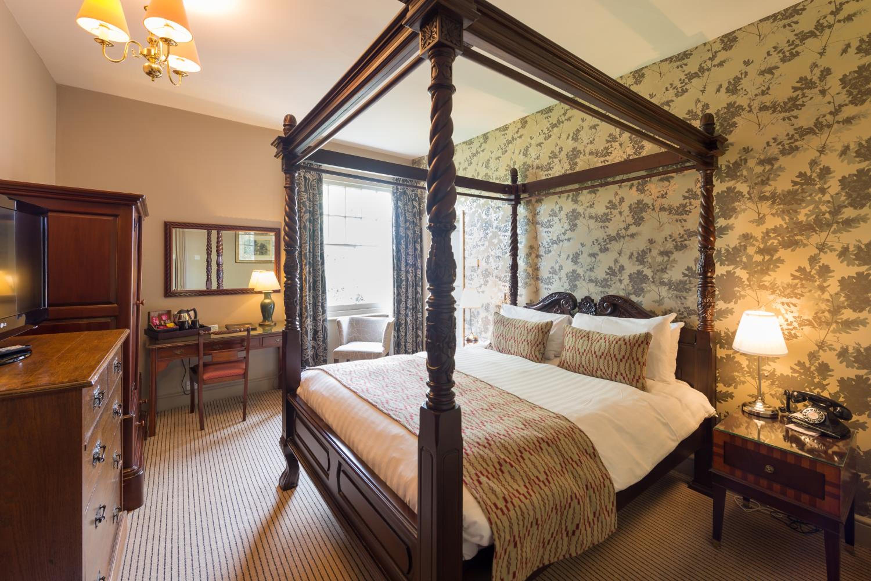 Four Poster, Standard
