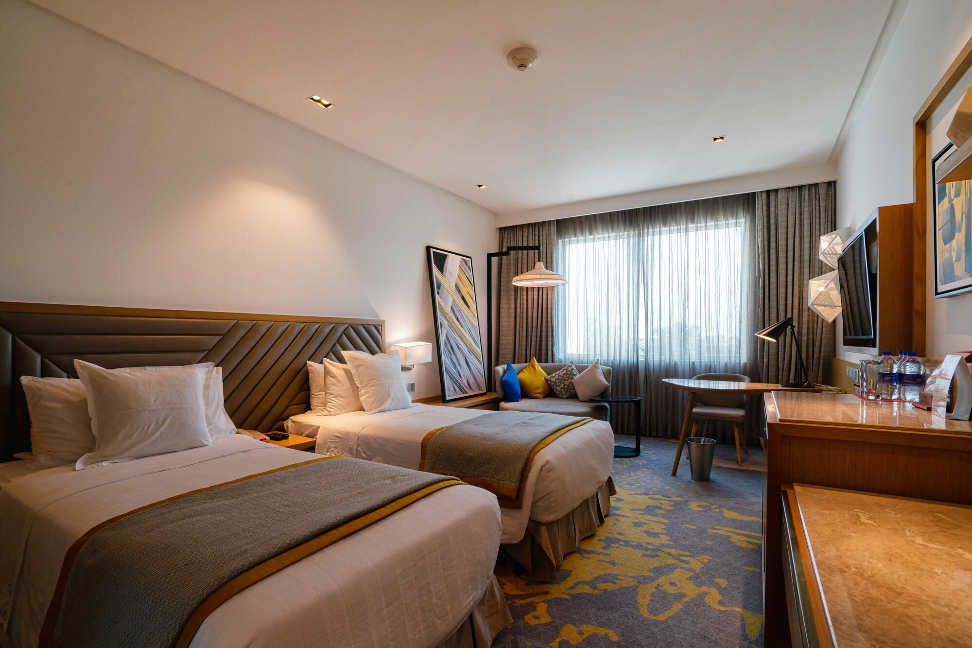 DELUXE, TWIN BEDS