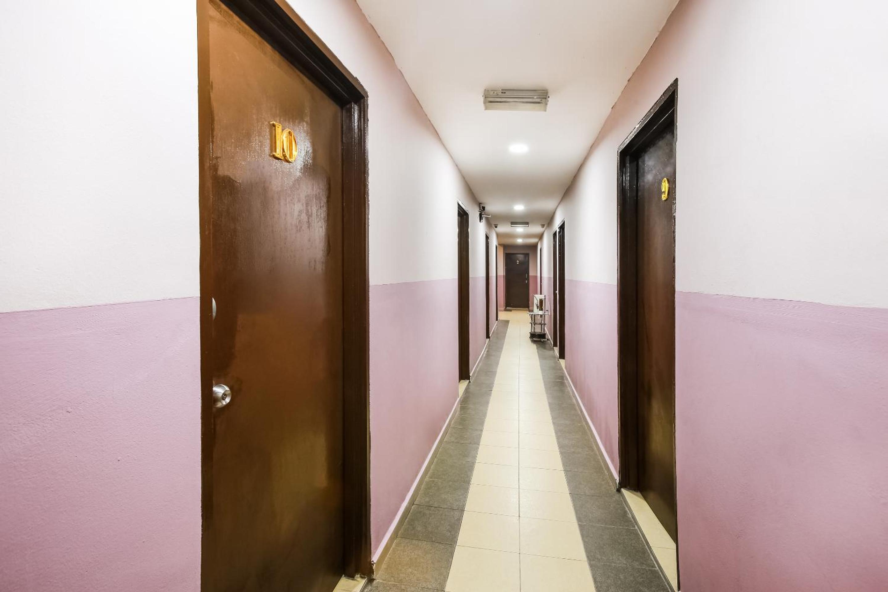 Oyo 89585 Hotel Happy Inn 18/21