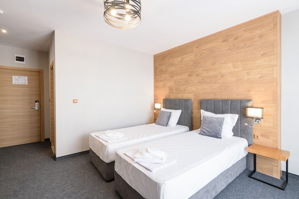 DELUXE, DOUBLE OR TWIN BED