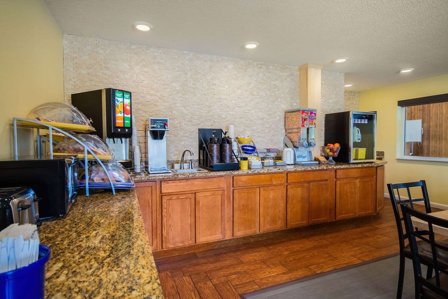 Days Inn by Wyndham Evansdale Waterloo 6/40
