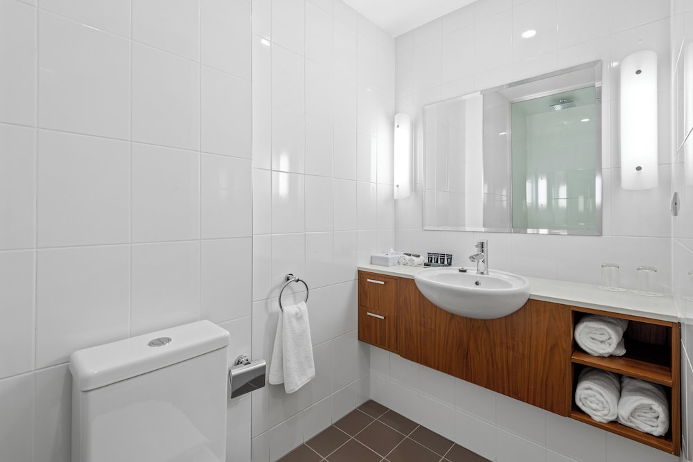 Courtyard, Twin Beds, King Bed, Balcony، Amora Herencia Riverwalk Melbourne 6/7