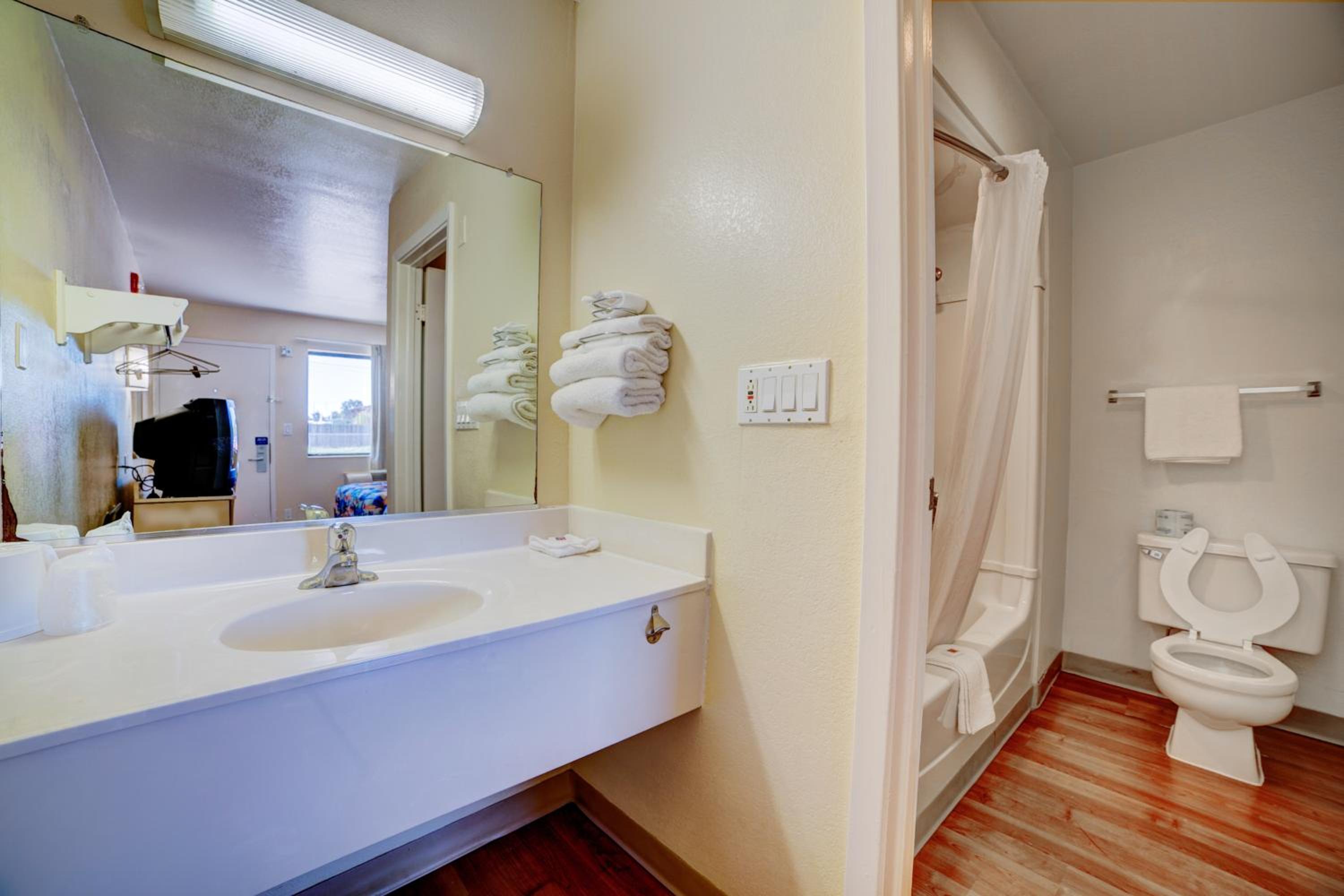 Super 7 Inn Bossier City 36/42
