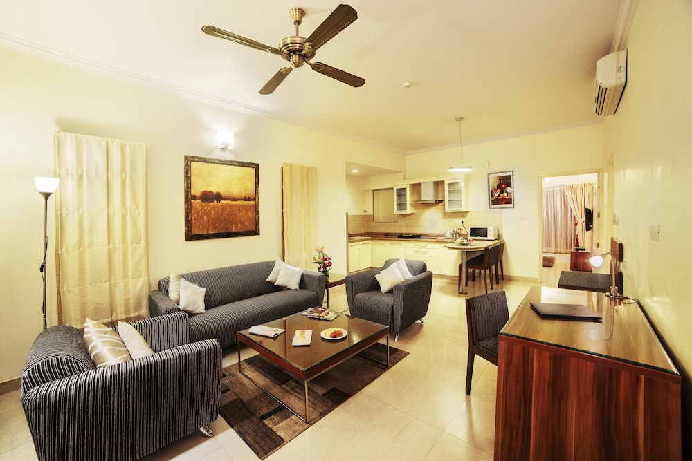 Clarks Exotica Convention Resort Spa 45/70