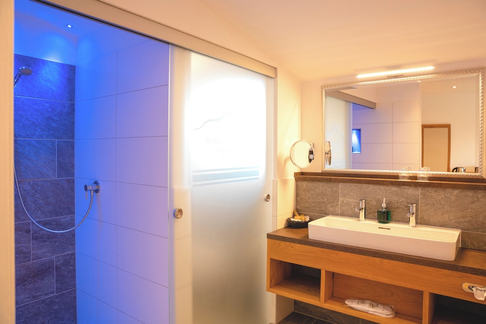 غرفة ديلوكس بسرير كينج وسرير فردي بإطلالة على الحديقة بغرفتي نوم، Hotel Sallerhof 4/4