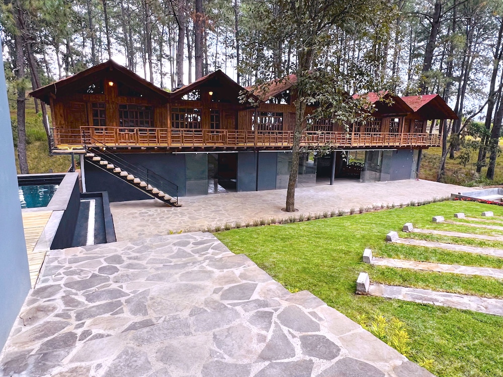 PINE TREE Hotel Boutique and Cabanas 52/56