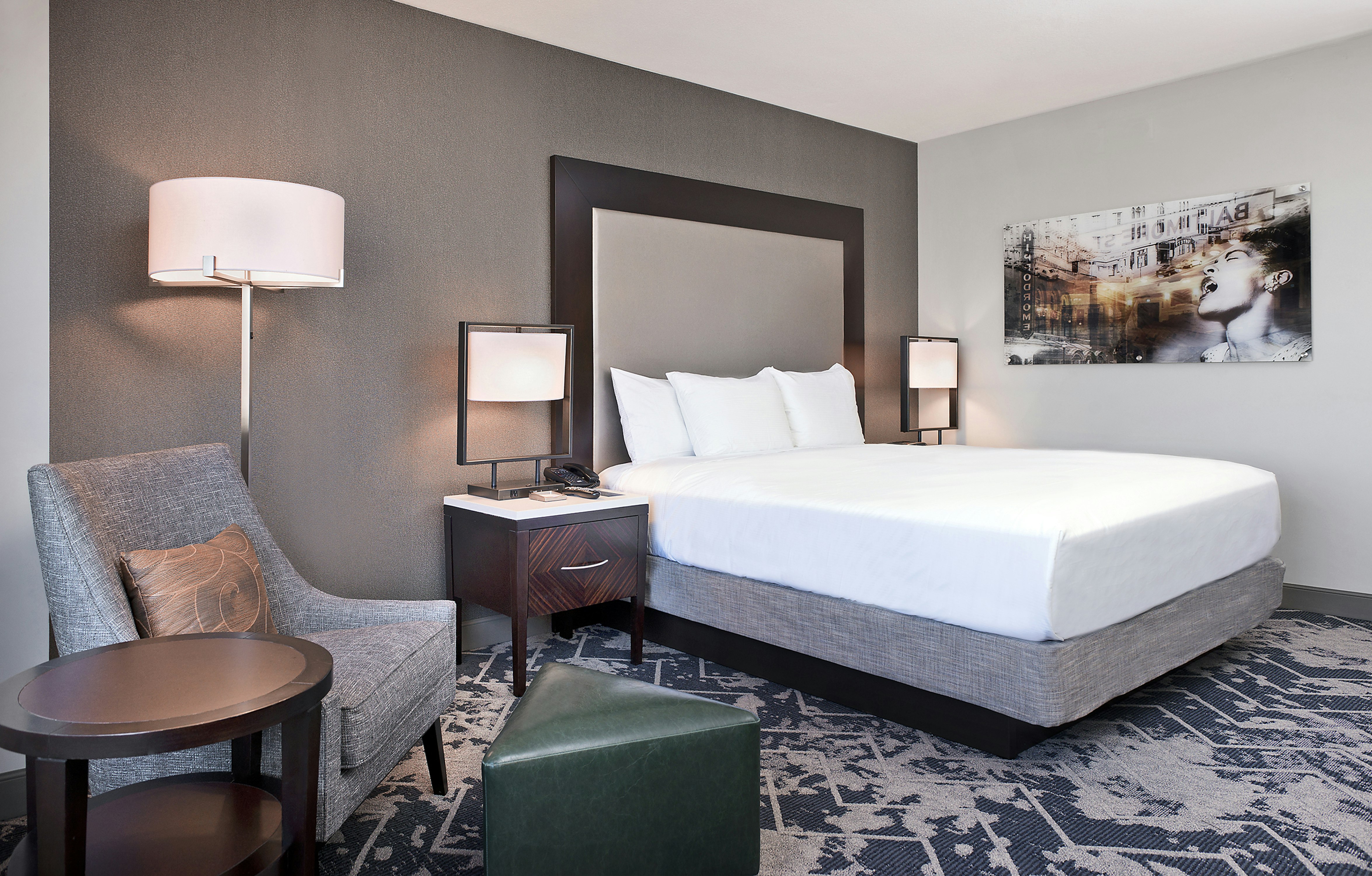 ROOM, KING BED, STADIUM VIEW