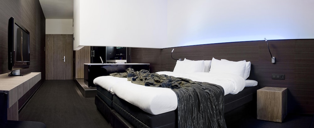 Carbon Hotel 16/61