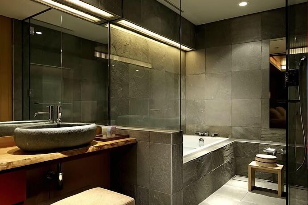 DELUXE, TWIN BEDS, COURTYARD VIEW