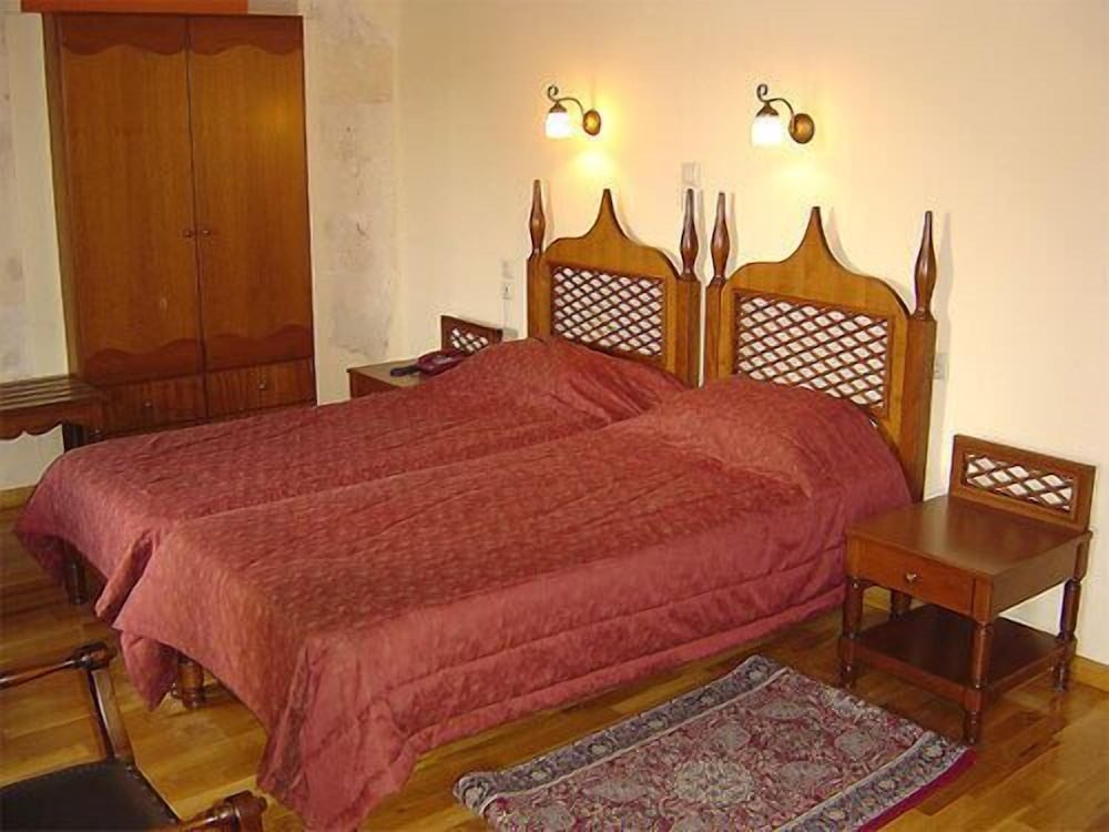 Standard, 1 Double and 1 Single Bed 2/6