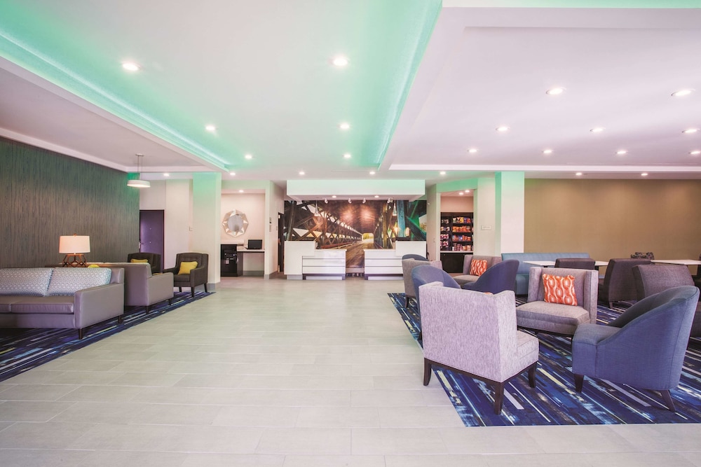 La Quinta Inn and Suites by Wyndham Cullman 6/46