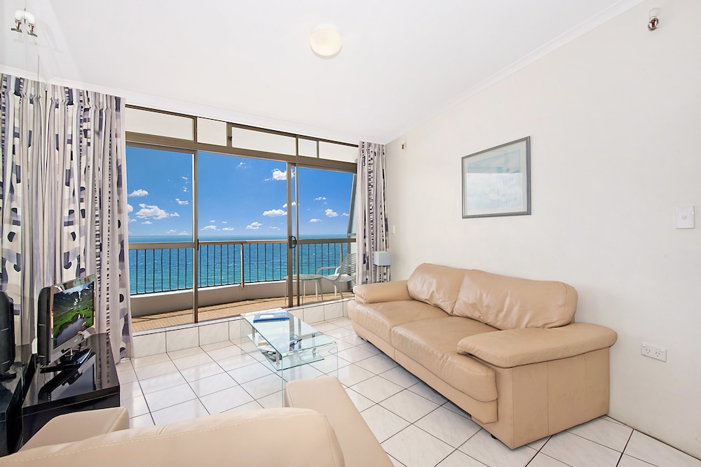Surfers International Apartments 15/35