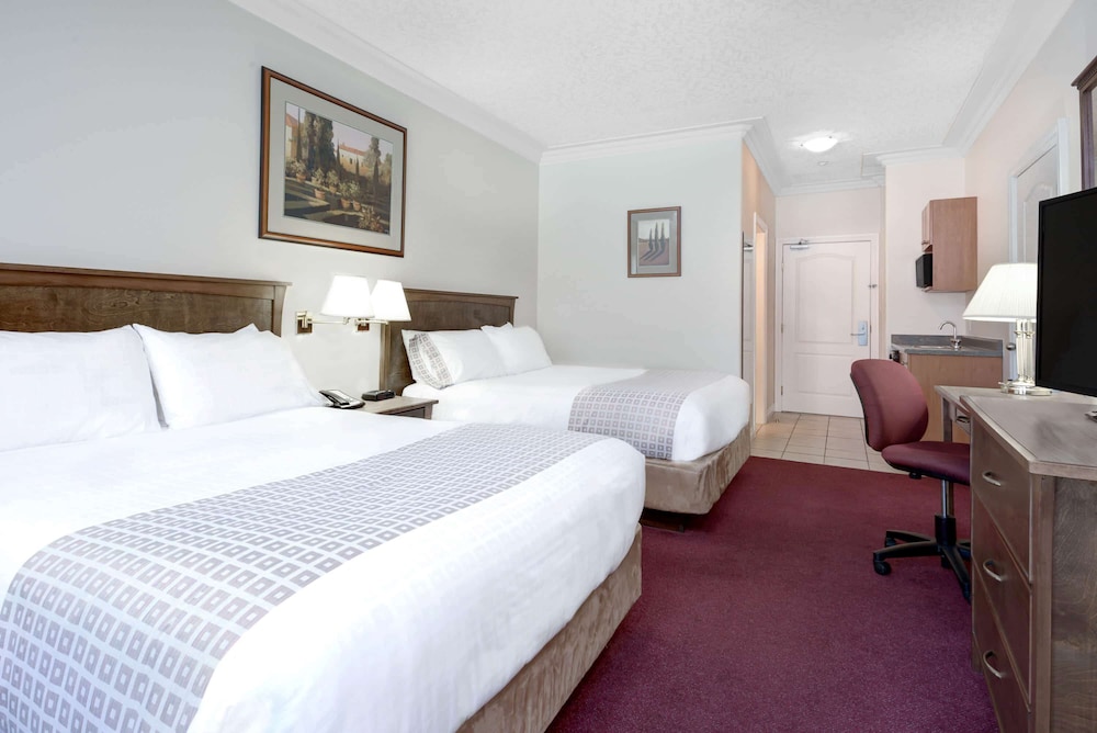 Elk Lake Inn Suites Victoria 22/81