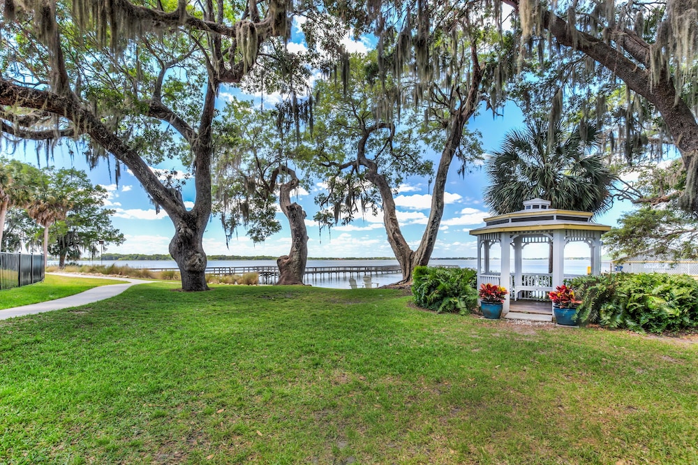 Lakeside Inn 64/67