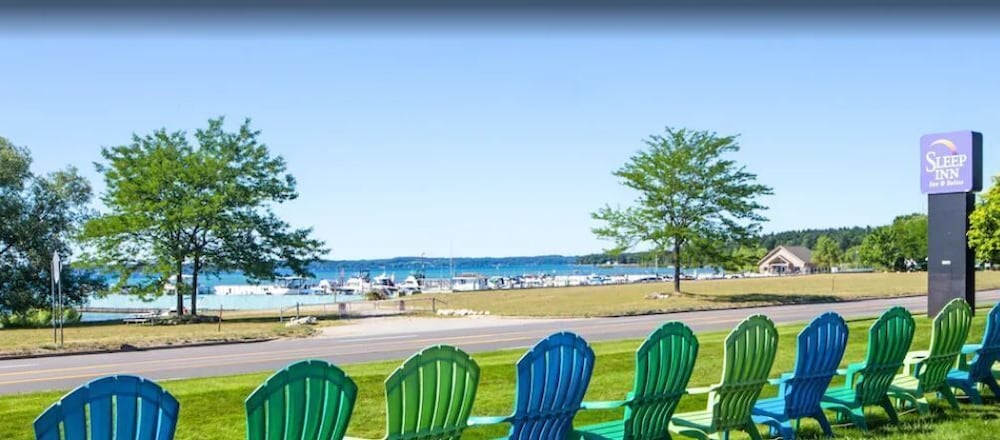 Sleep Inn & Suites Bay View Acme - Traverse City 62/68