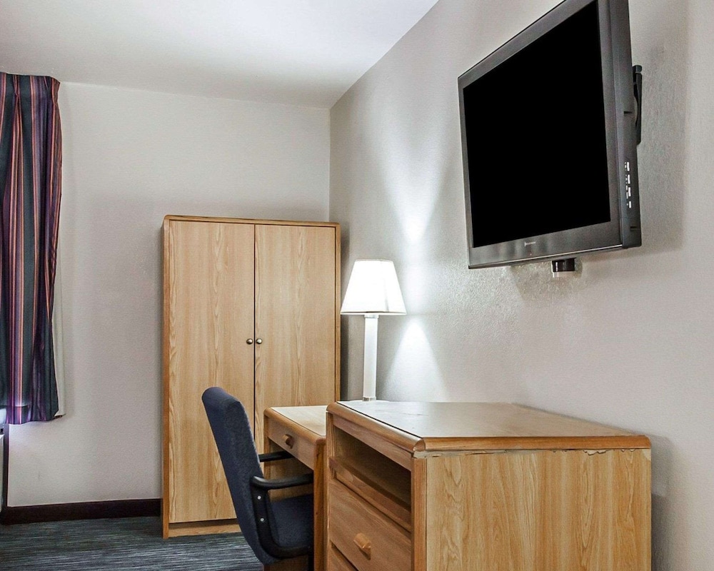 Econo Lodge Inn & Suites Jackson Northwest 34/38