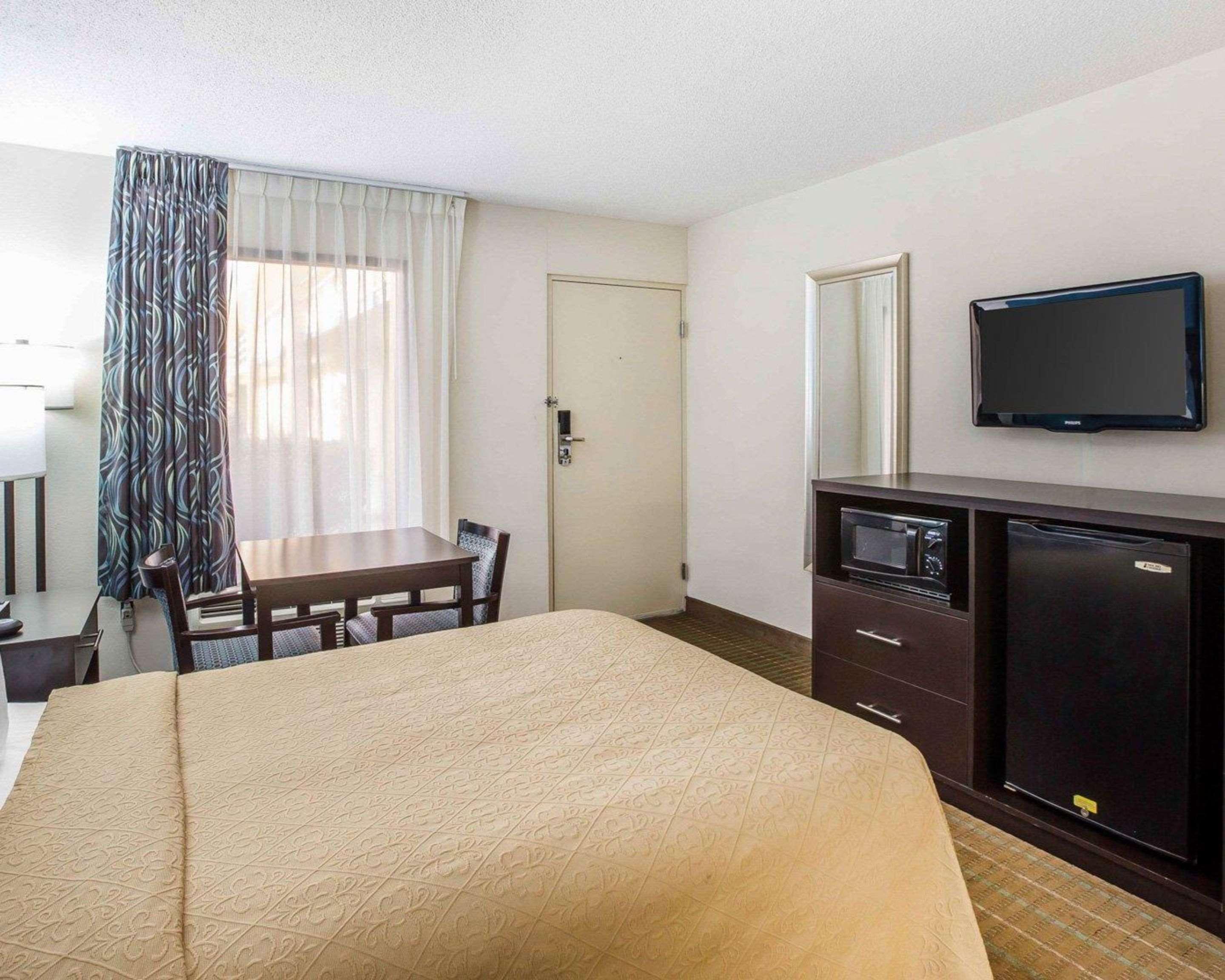 ROOM, QUEEN BED, ACCESSIBLE
