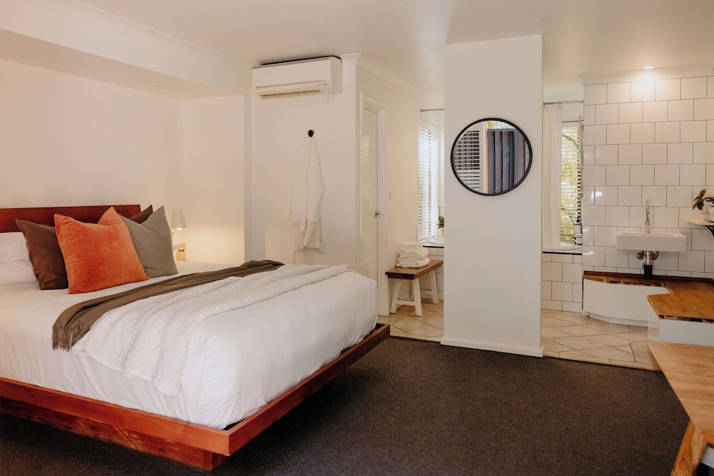 Room, King Bed, Courtyard Area