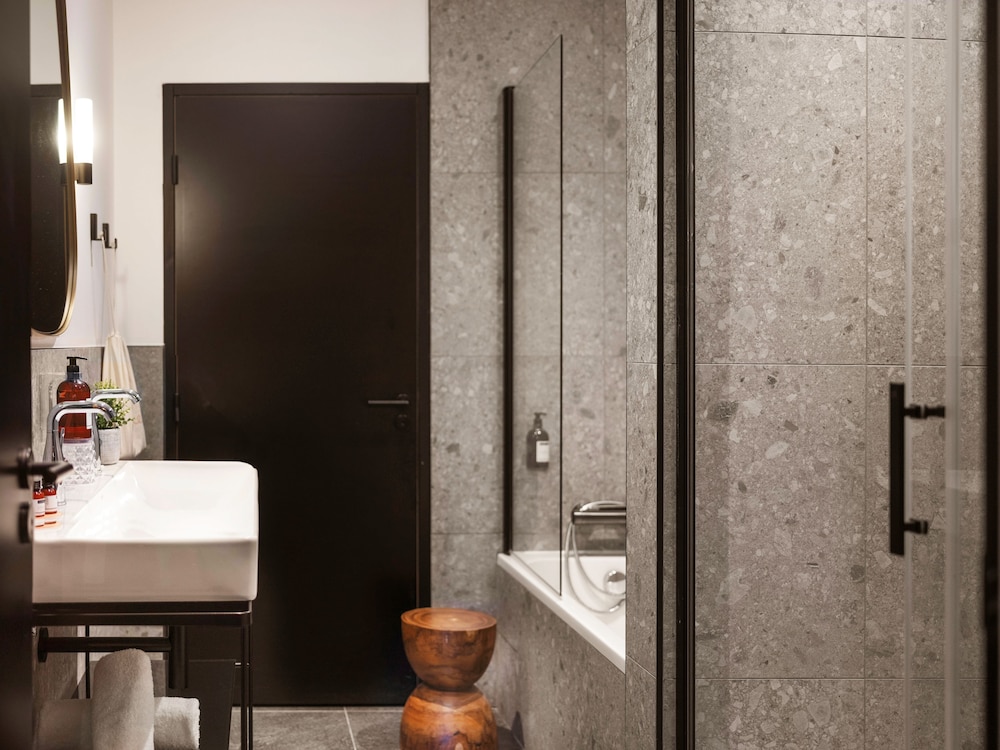 غرفة ديلوكس ثلاثية بسرير كوين بإطلالة على المرفأ مع أريكة، Maisons du Monde Hotel & Suites - Marseille Vieux Port 7/7