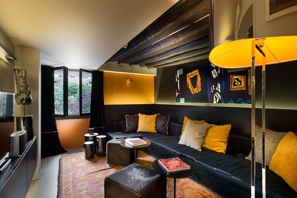 Charming House DD724 29/44