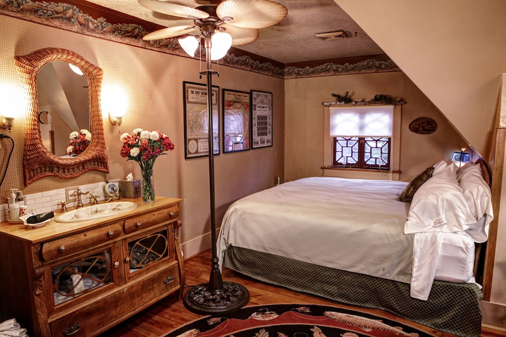 The Queen, A Victorian Bed and Breakfast 22/74