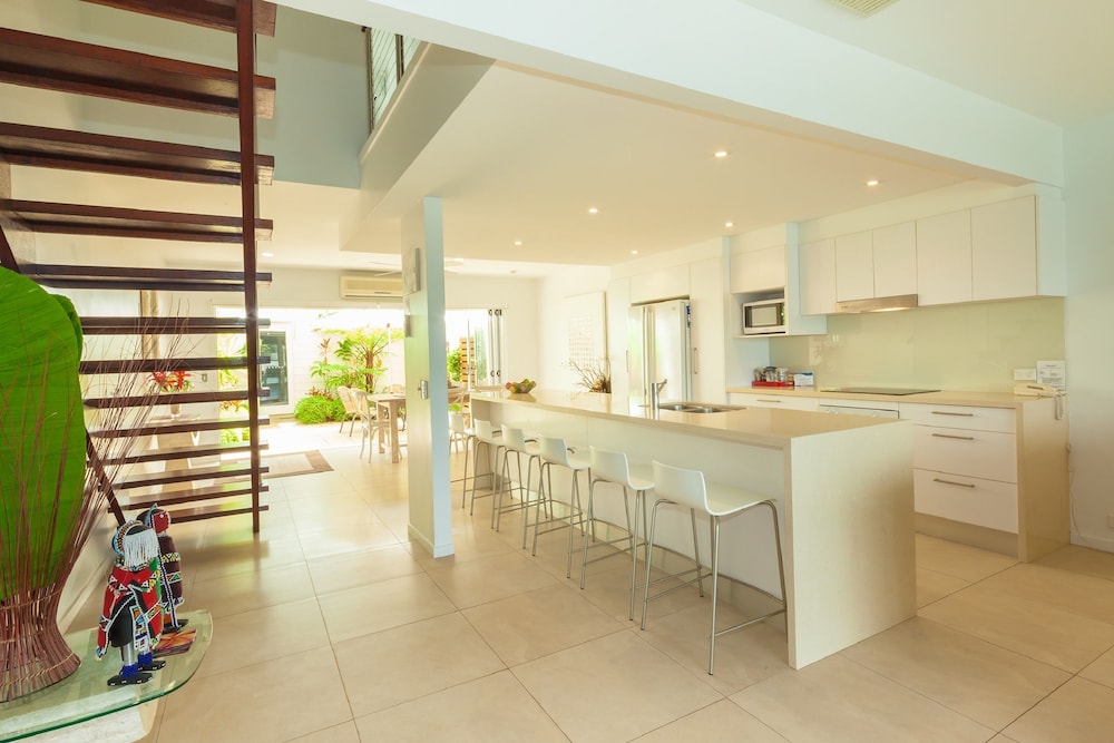 NOOSA ENTRANCE WATERFRONT RESORT 67/80