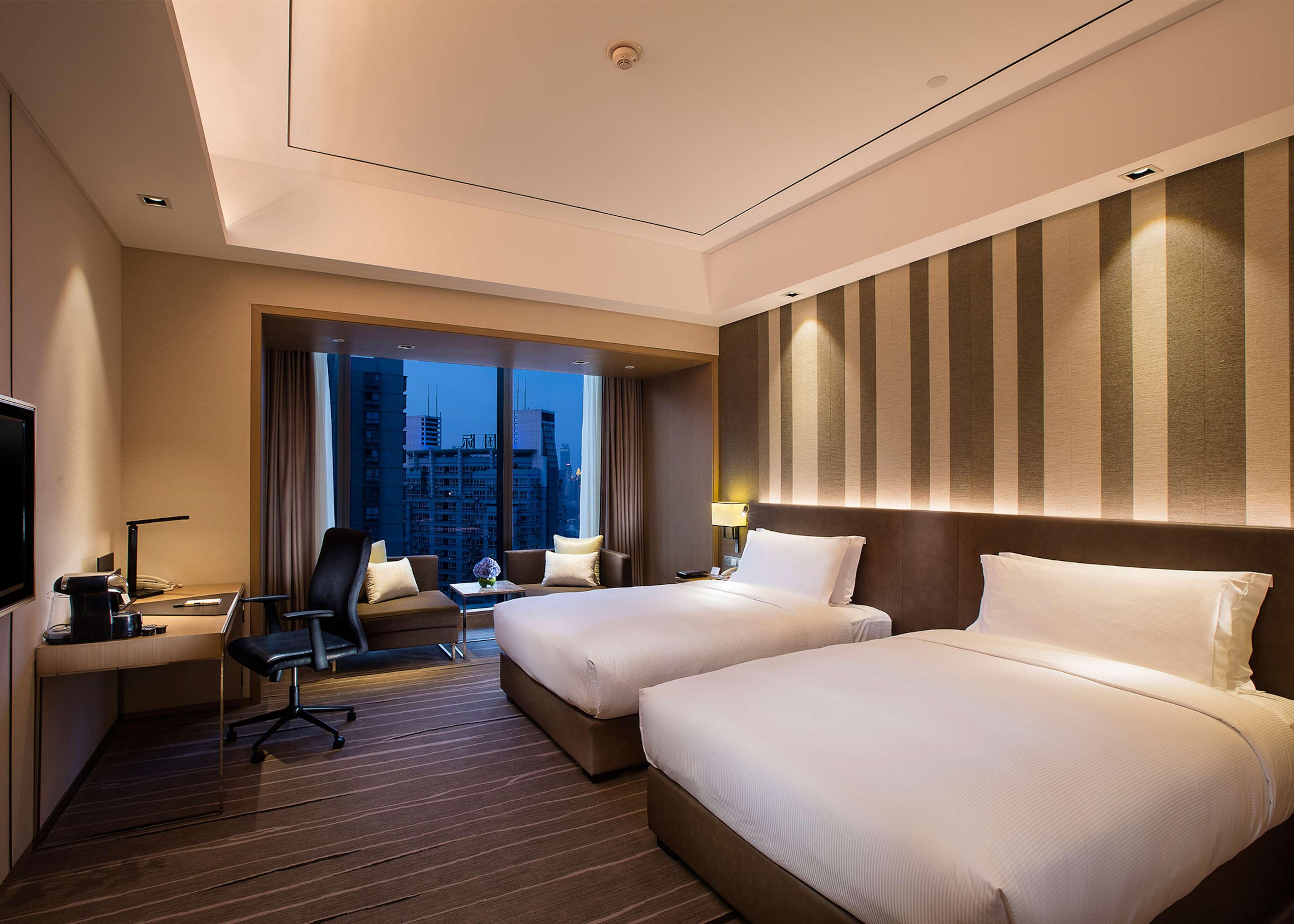 EXECUTIVE, TWIN BEDS, LOUNGE ACCESS