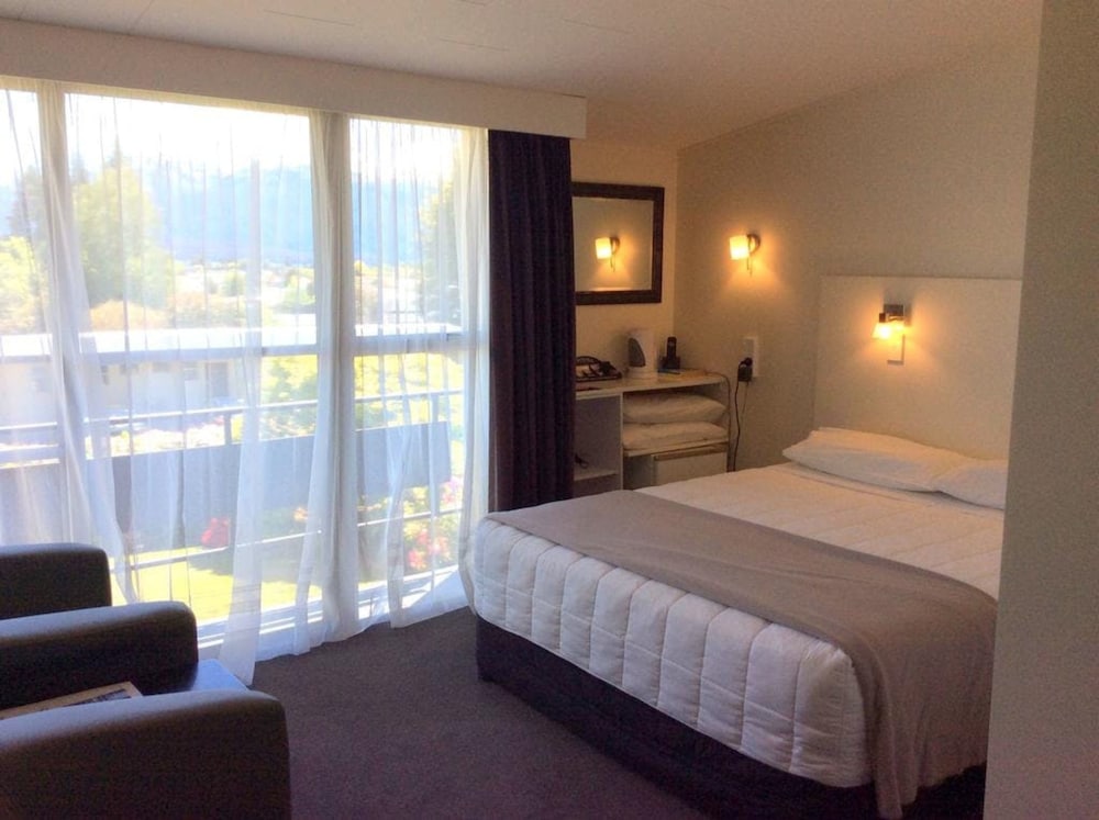 Fiordland Hotel Motel 8/54