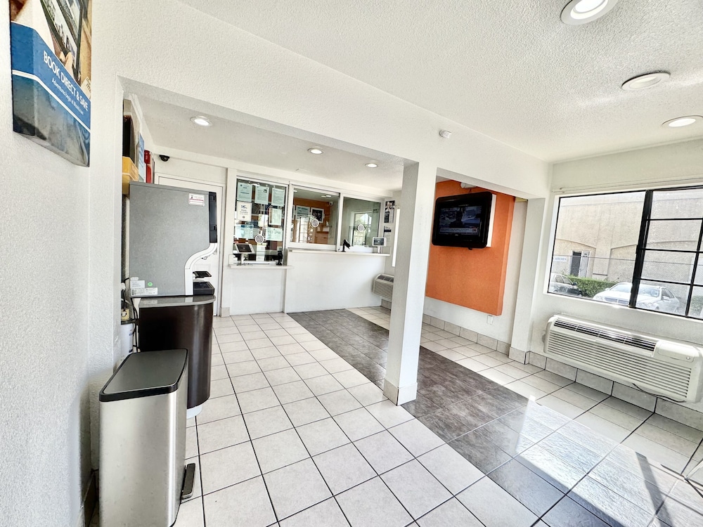 Studio6 Suites Bellflower, CA - Los Angeles 8/40