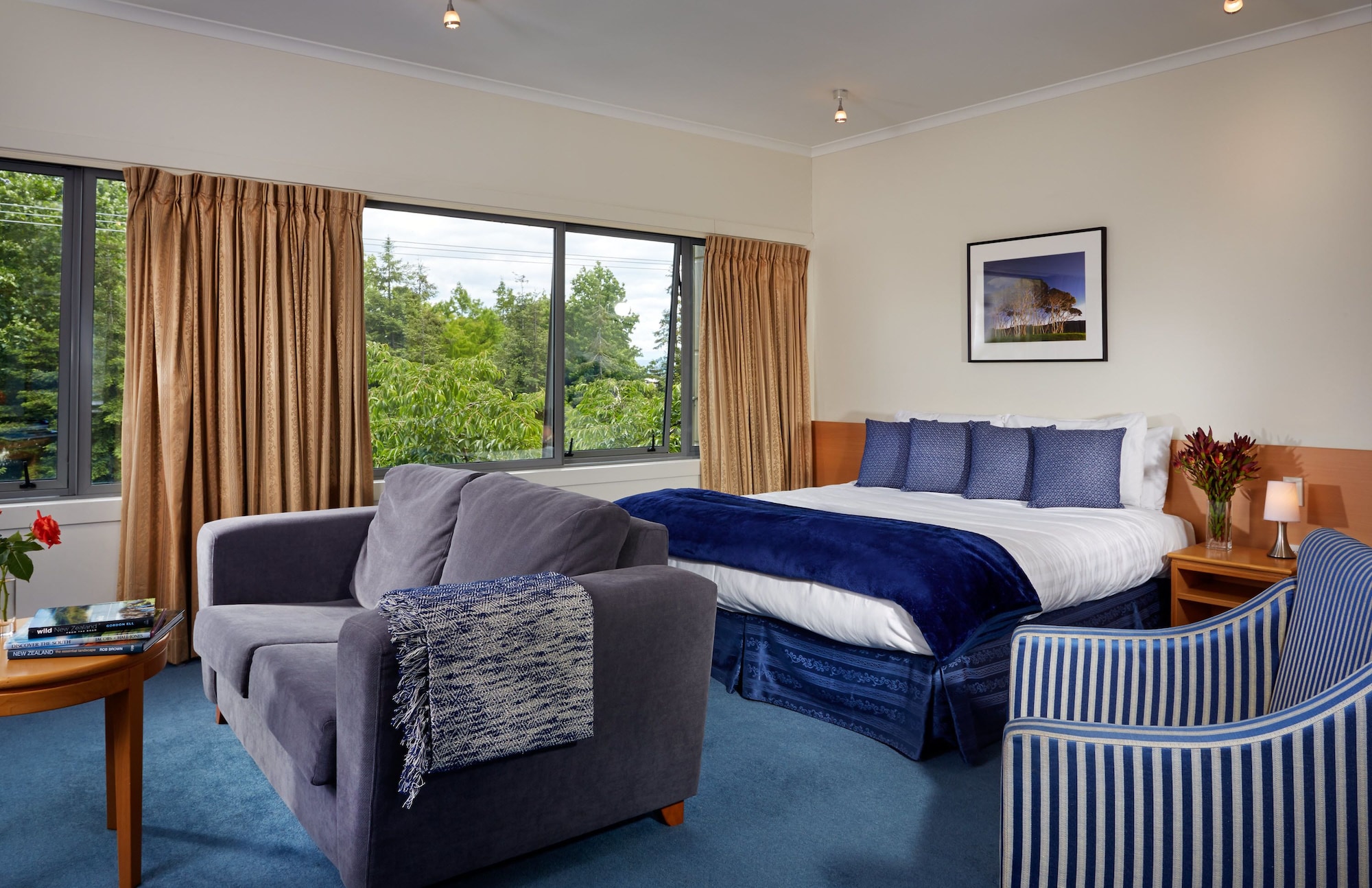 1 BEDROOM, SUITE, 1 QUEEN AND 3 SINGLE BEDS