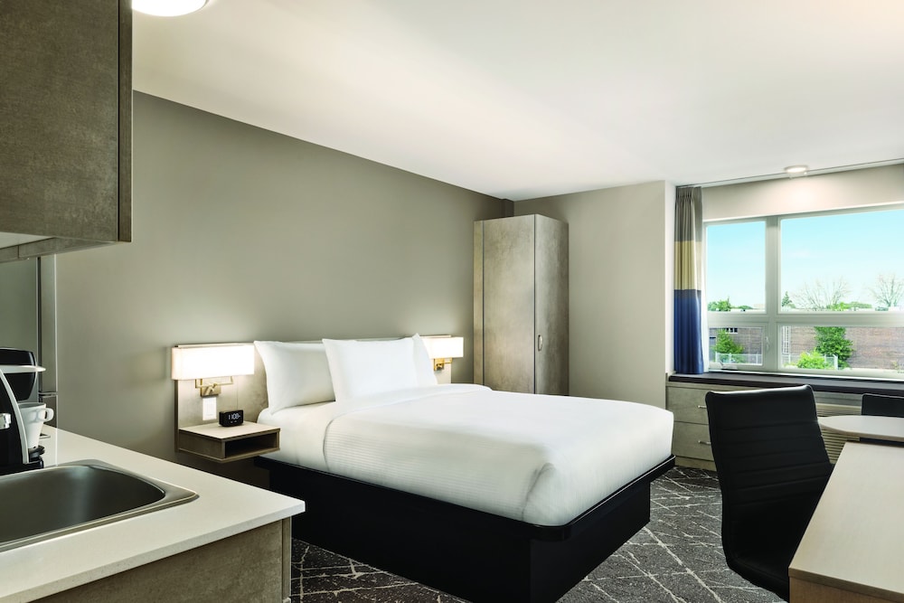 STUDIO, QUEEN BED