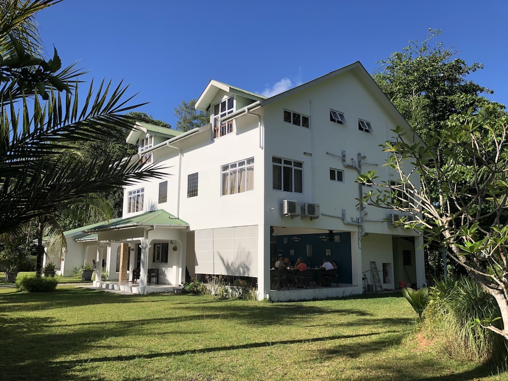 La Modestie Villa 3/50