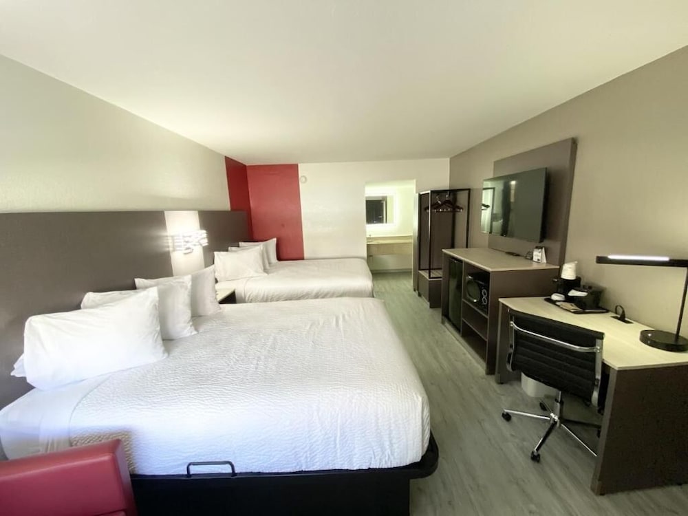 Room, 2 Queen Beds, Exterior Entrance، Ramada By Wyndham Tuscaloosa 4/10