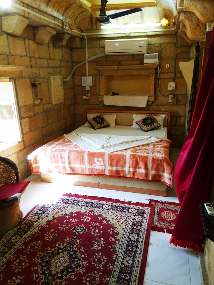Vista Rooms at Old Royal Palace 18/38